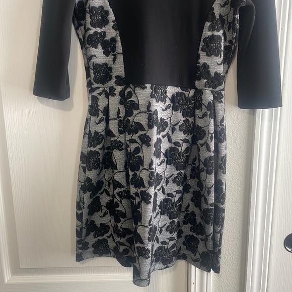 3/4 sleeve gently worn short A-line dress. Size small - Picture 3 of 4